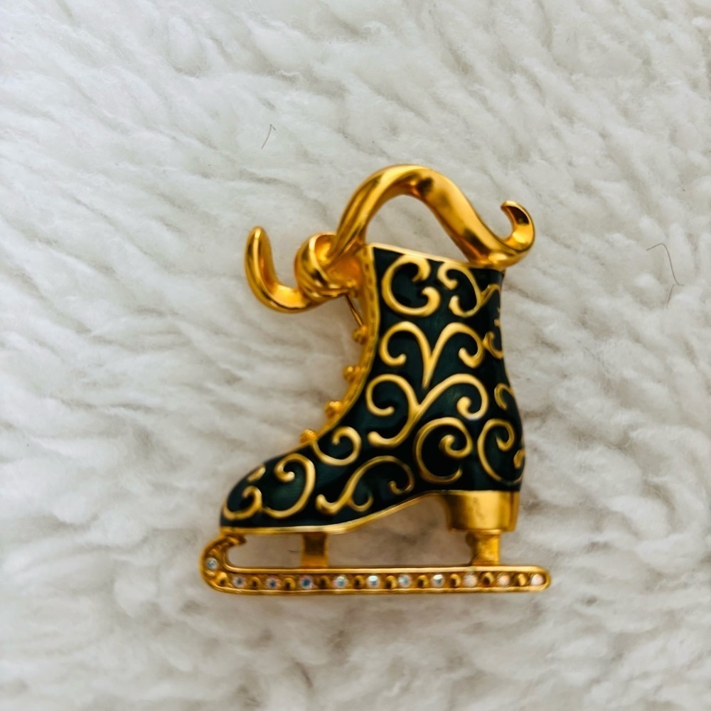 Trifari 1997 Gold and Green Enamel Ice Skate Brooch Pendant - Picture 8 of 11
